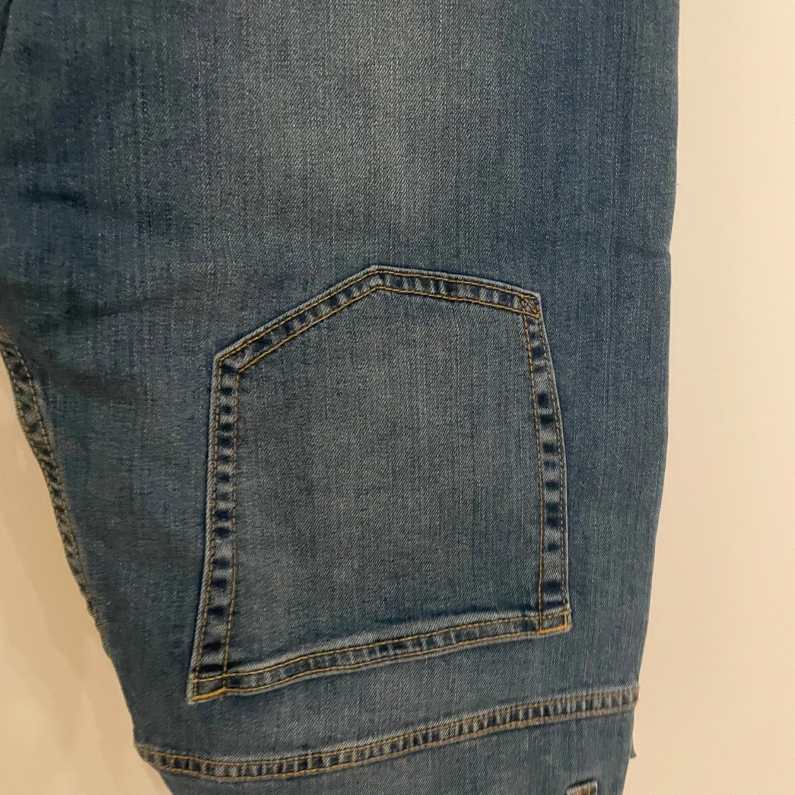 Blå jeansshorts med slitningar - 90