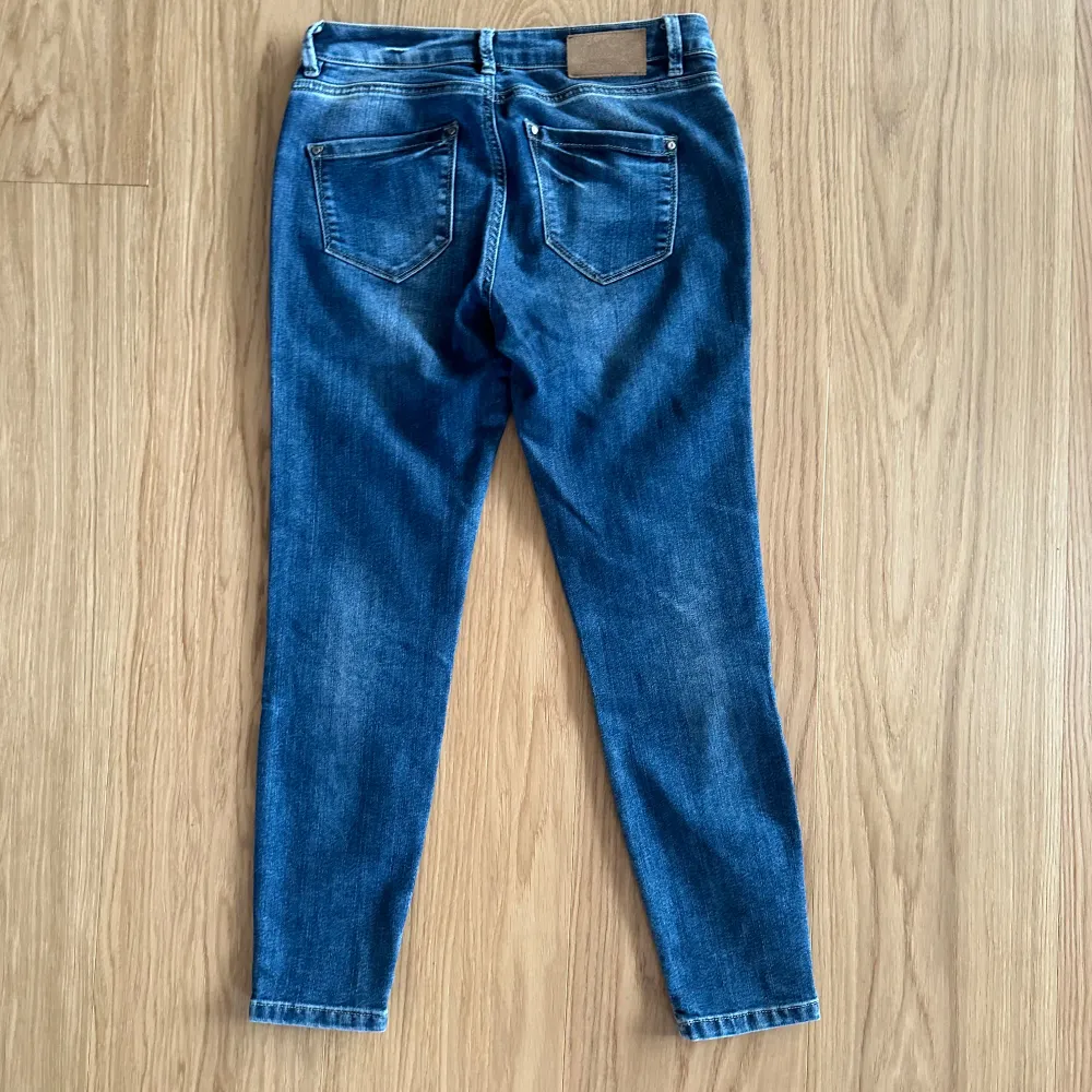 Ankellånga jeans med snygga detaljer från Mos Mosh. Modellen heter Berlin zip 7/8, blue jeans. Innerbenslängd ca 64 cm. Knappt använda, mkt gott skick. Rökfritt hem.. Farkut & Housut.