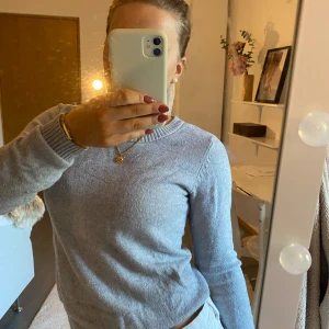 Stickad tröja  - En grå stickad tröja från vila. Den är XS men funkar bra på mig som är S