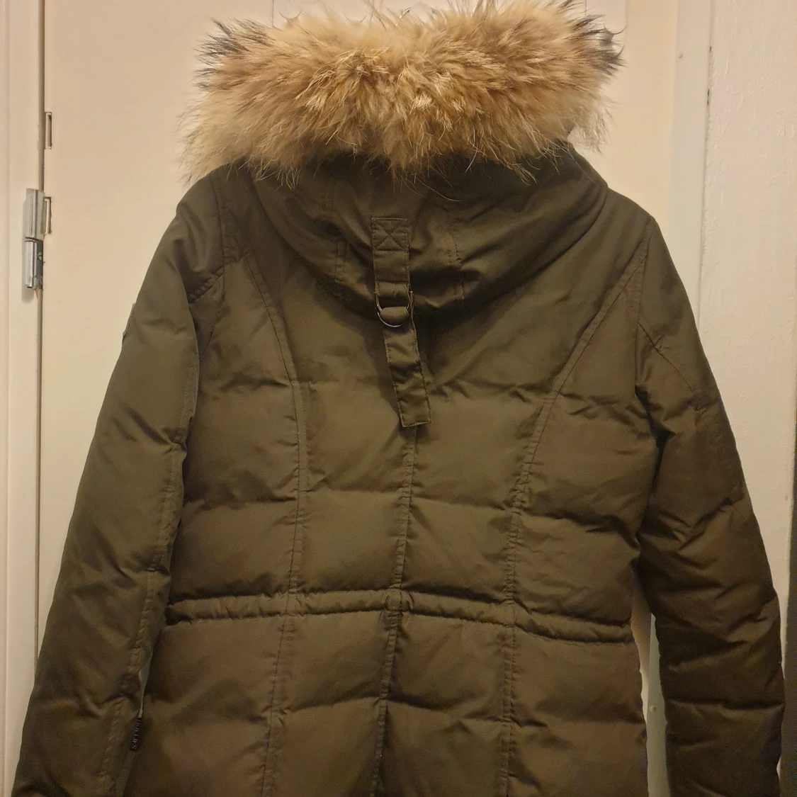 Olivgrön parkajacka med päls från Hollies - 90