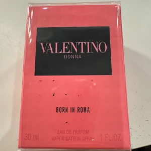 Valentino Donna Born in Roma Eau de Parfum - Upptäck Valentino Donna Born in Roma, en elegant och modern doft i en stilren rosa förpackning. Flaskan innehåller 30 ml Eau de Parfum, perfekt för den som vill ha en sofistikerad och feminin doft. En lyxig parfym som fångar essensen av Rom.