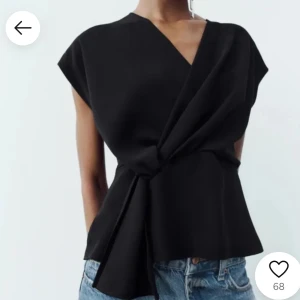 Svart omlottopp - Säljer då jag köpte en precis innan jag fyllde år & fick en på min födelsedag så har dubbelt av den! Elegant svart omlottopp med v-ringad hals och korta ärmar. Toppen har en stilren design med knytning i midjan som ger en smickrande passform. Lappen sitter kvar, lånad bild men skriv för egna