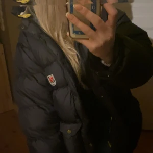 Svart dunjacka från Fjällräven - Förutom lilla hålet i axeln, är jackan i perfekt skick. Varm och skön för vintern💞 dam Xs