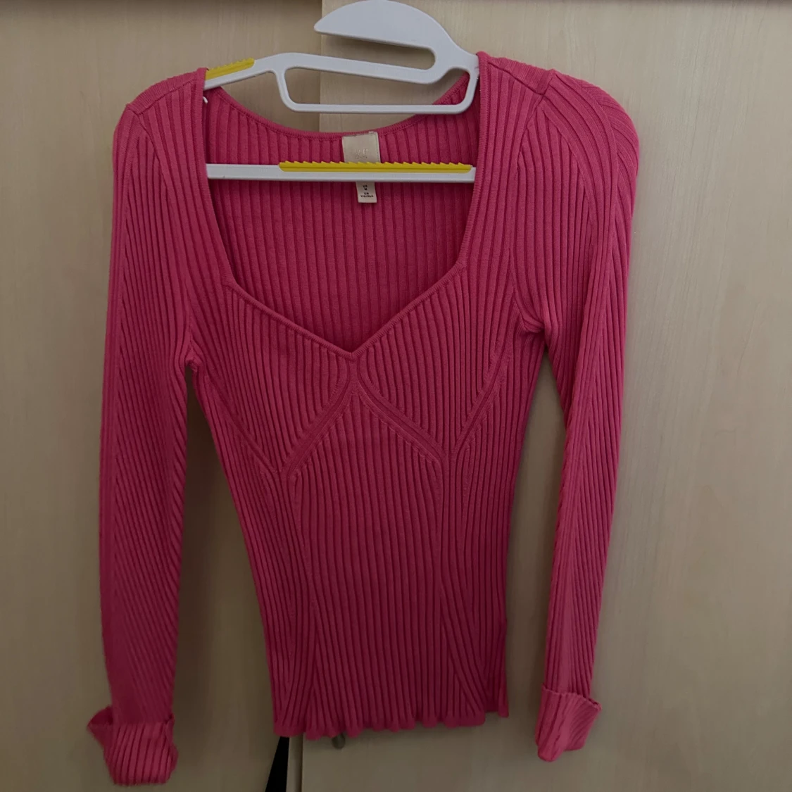 Rosa ribbad tröja