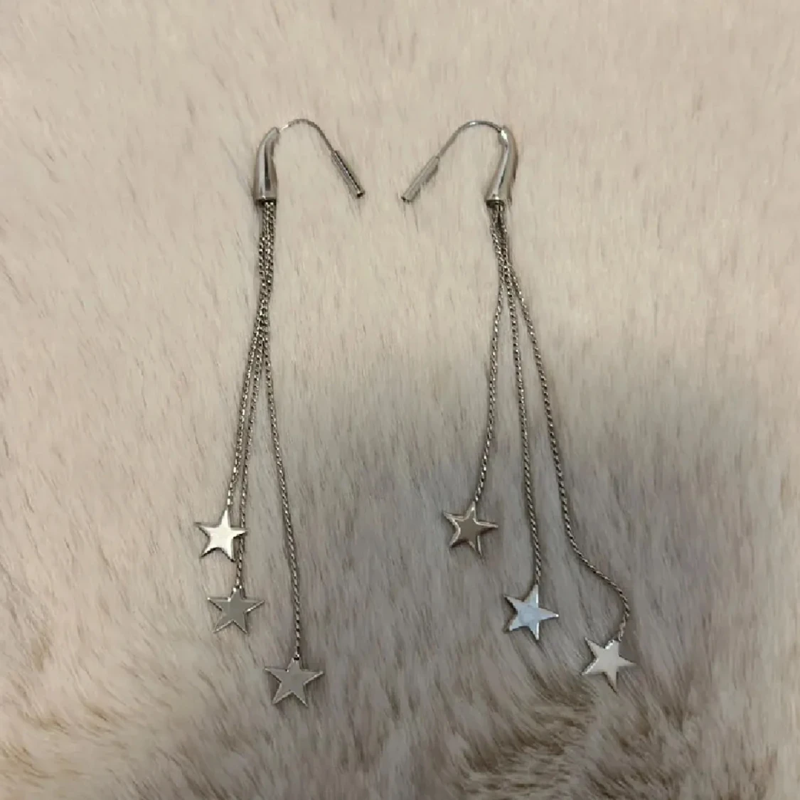 Silverörhängen med stjärnor