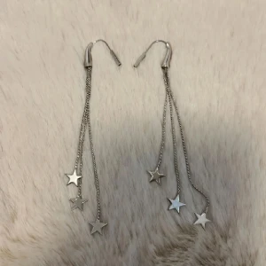 Silverörhängen med stjärnor - Säljer ett par superfina silvriga örhängen! De är lätta och bekväma att bära hela dagen. Passar perfekt till både vardag och fest ✨