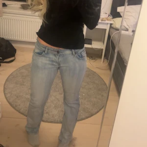 Ljusblå jeans - Säljer mina jättesnygga ljusblåa lågmidjade jeans ❤️ Dom är i använt skick och har sytt om dom så dom är längre i benen. Skulle uppskatta storlek 38, skriv för mått och frågor! 