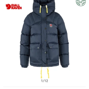 Mörkblå dunjacka från Fjällräven (byter endast) - Jag söker endast byte mot grön fjällräven i xs och samma modell då jag tröttnat på färgen. Köpte jackan förra vintern men är använd varsamt så ser ut som ny skick, (inga defekter)