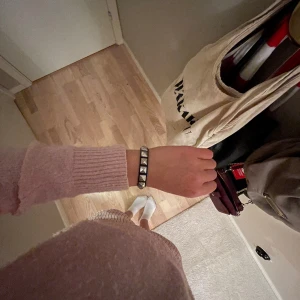 Armband med nitar  - Coolt armband med nitar, det har rostat lite vid spännet och har tecken på användning men det är inget man tänker på ✌🏻
