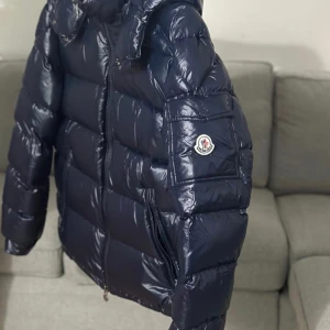 Moncler jacka  - Storlek L men passar dem som har M också. Priset kan diskuteras 