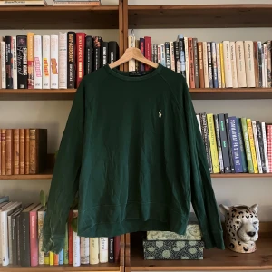 Grön Ralph Lauren tröja - Säljer nu min gröna Ralph Lauren tröja | Storlek L | Den är i bra skick | Hör av dig vid funderingar! |