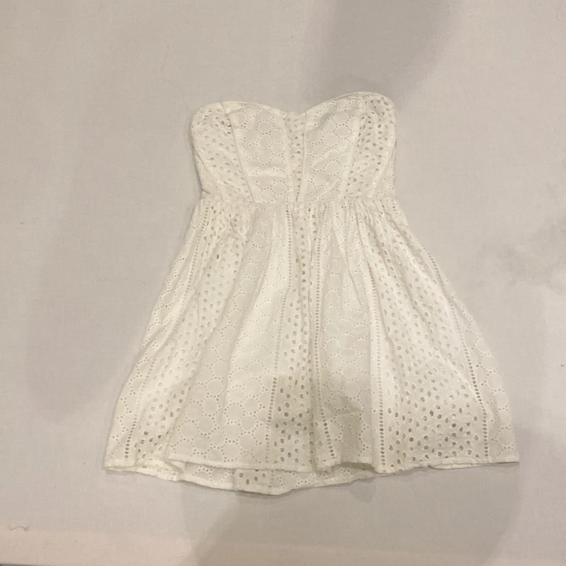 Vit axelbandslös klänning från Kimchi Blue