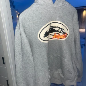 Corteiz hoodie - corteiz hoodie knappt använd säljer för den är för liten                                                                  Storlek: L