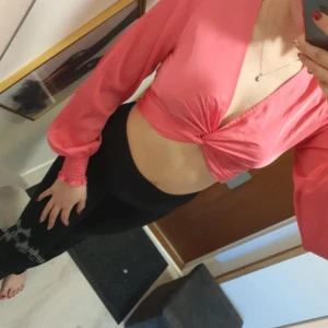 Rosa blus - Säljer en snygg rosa blus med långa ärmar och knytdetalj framtill.