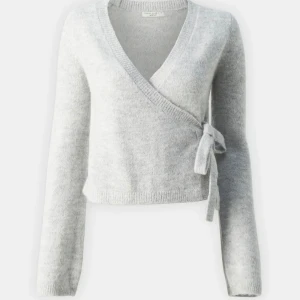 Wrap kofta - Super fin grå wrap kofta i stickat material från Gina Tricot men prislappen på! 