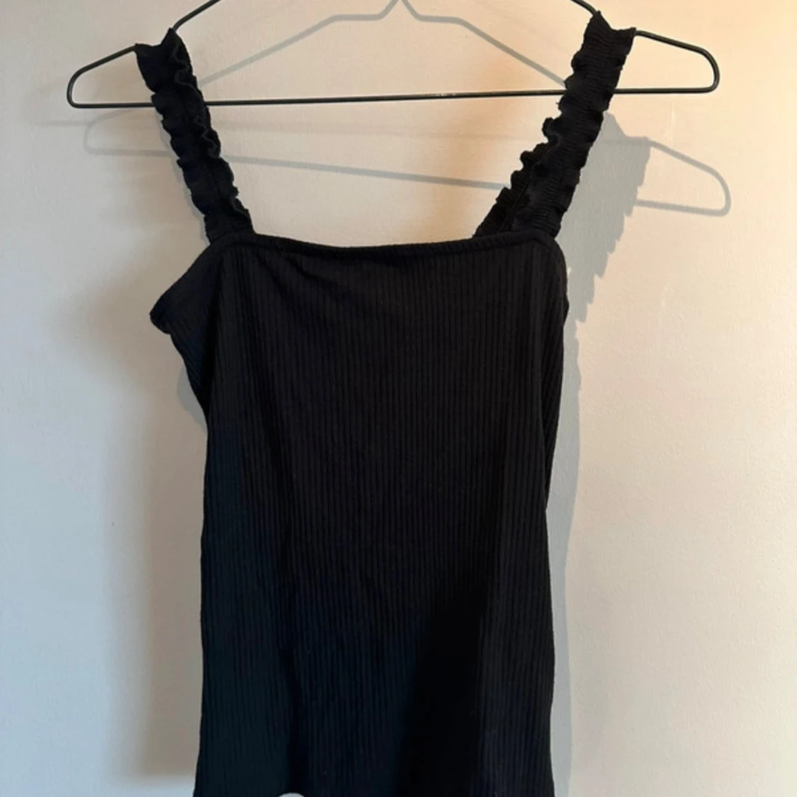 Svart ribbad linnetopp