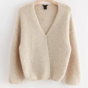 Beige stickad kofta - Mysig beige/vit stickad kofta. Perfekt för kyliga dagar och lätt att matcha med olika outfits. Koftan har en avslappnad passform och långa ärmar. Mycket bra skick. Köpt från lindex nypris 400 kr. Skriv för fler bilder🩷