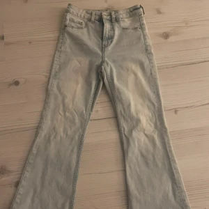 Bootcut jeans - Snygga bootcut jeans med fransiga kanter. De har en klassisk femficksdesign. 