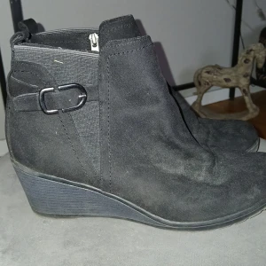 Svarta boots med kilklack - Snygga svarta boots i mocka med kilklack och dragkedja på sidan. Perfekta för höst och vinter. Storlek 42. Otroligt sköna