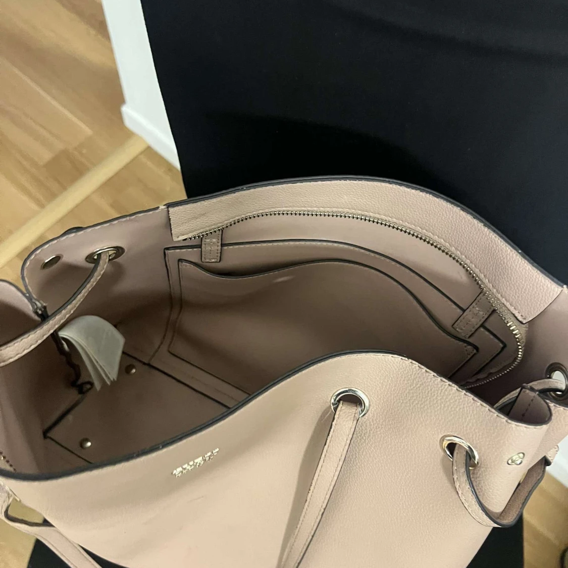 Beige Guess axelväska med dragkedja - 91