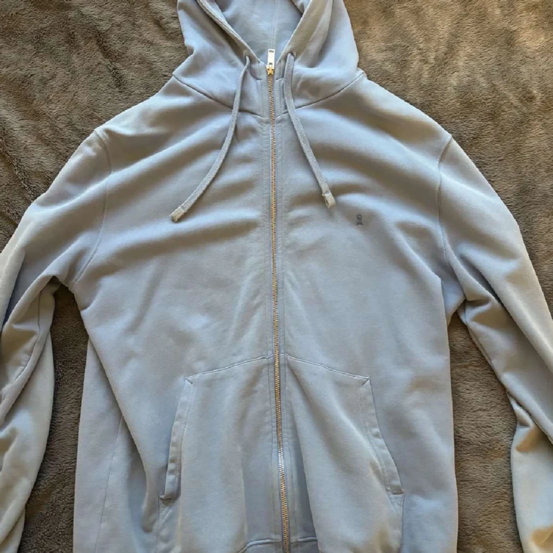 Blå hoodie från Armedangels