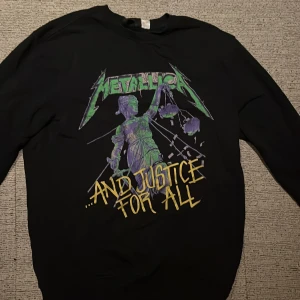 Svart Metallica tröja från H&M - Säljer en svart tjocktröja från H&M med Metallica-tryck och texten ’'...And Justice For All'.