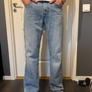 Flare jeans från Zara - Säljer ett par flate jeans med fin tvätt på🔵passar perfekt till en stil som behöver lite struktur🔵 30w/36 öppen för förslag! Haft på mig dem 3 gånger max!