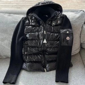 Söker Moncler cardigan  - Söker en svart moncler cardigan storlek M