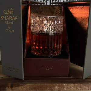 Sharaf Blend Parfym av Zimaya - Säljer denna fantastiska vinterdoft från Zimaya. Har testat den några gånger men den var inte riktigt min smak. Hör av dig vid minsta lilla fråga!