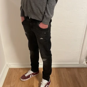 Jack and Jones slim fit glen  - Riktigt feta Jack and Jones jeans (slim fit glen) storlek 13 år, modellen är 176 och väger runt 54.  Riktigt feta och eftertraktade🙌 mvh 