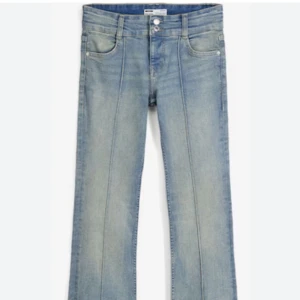 Blå bootcut jeans från Bershka - De helt utsålda jeansen med som där framme från bershka! Jätte fint skicka på dem eftersom jag knappt använt dem. Jättesköna och mjuka byxor. Om du vill ha fler bilder kan det självklart ordnas! :)