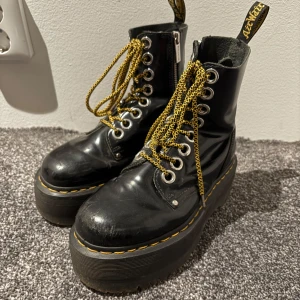 Dr. Martens skor - Äkta Dr. Martens skor 8 håls med platå sula . 100% läder och sula i PVC i storlek 37. Sparsamt använda men har några få skråmor. Nypris  2700 säljer för 1700 men är öppen för prisförslag!!