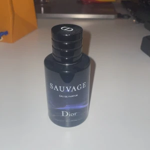 Dior sauvage edp  - Original boxen finns. Ca 20-25 ml av 60. Supergod parfym man kan ha till allting som gymmet, ute med vänner, fester osv. 