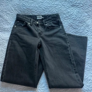 Lågmidjade wide jeans - Snygga svarta low wide med låg midja jeans från kager 157 i storlek S