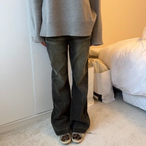 Manchester byxor  - Bootcut byxor i manchester. Så så coola och unika!! 36cm över midja och 78 cm i innersöm