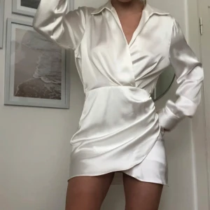 Vit satin klänning zara  - Vit satin klänning från Zara i storlek M. Perfekt till nyår, såå snygg på! 