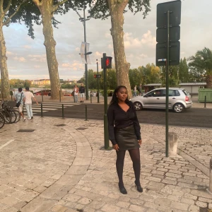 Svart skinnkjol - Snygg svart skinnkjol i kort modell. Perfekt för en stilren look med en tight passform. Kjolen har en slits som ger extra rörelsefrihet.