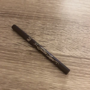 Brun eyeliner från KVD - Säljer en brun eyeliner från KVD med namnet 'Tattoo Liner'. Perfekt för att skapa skarpa och definierade linjer. Kompakt och lätt att använda för både nybörjare och proffs.
