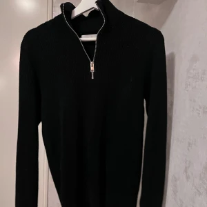 Svart half-zip - Svart half-zip från Jack and Jones i storlek S. Skriv vid funderingar.