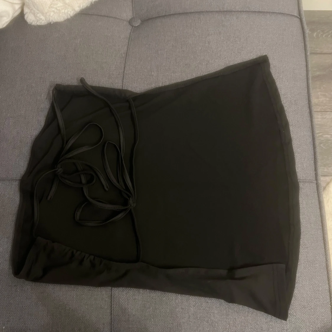 Svart axelbandslös fest topp med knytning i ryggen - 90