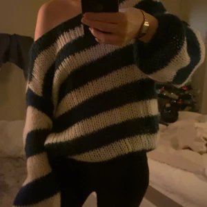 stickad randig offshoulder tröja - Säljer en skit snygg mysig randig tröja i offshoulder-stil. Är från design by si. Säljer för jag inte kan känna mig snygg i randigt. Använd i bara någon månad. Frakten där är skitdyr så rekommenderar o köpa här ifrån.