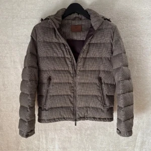 Massimo dutti jacka  - Snygg grå Massimo dutti pufferjacka med dragkedja och huva. Jackan har en quiltad design och två praktiska fickor framtill. Perfekt för kyligare dagar.  Pris går att diskutera 