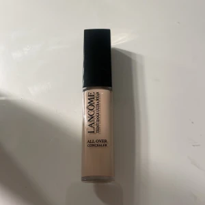 Concealer från Lancôme - Lancôme Teint Idole Ultra Wear All Over Concealer i nyansen 100W. Den kommer i en elegant flaska med svart lock och en praktisk applikator. Perfekt för att täcka ojämnheter och ge en jämn hudton. Säljer då den är för ljus för mig, aldrig använd.💗💗