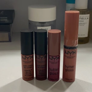 Läpprodukter från NYX - Fyra läpprodukter från NYX: två Soft Matte Lip Cream i nyanserna Cannes och Rome, samt två Butter Gloss i nyanserna Angel Food Cake och Sugar High. Perfekta för att ge läpparna en mjuk och matt eller glansig finish.