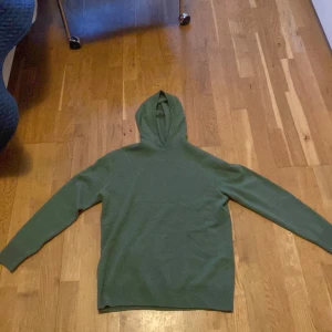 Grön hoodie - Säljer en stilren Kashmir hoodie perfekt nu i vinter, väldigt varm och skön