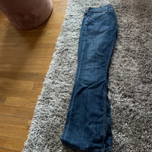 Blå jeans från Lee - Säljer ett par klassiska blå jeans från Lee. Dem är i princip bootcut och du kan välja om du vill ha dem low waist eller mid waist, super fina och skönt. W32 L32 Sitter bra i läng på mig som är 170. Pris kan diskuteras 