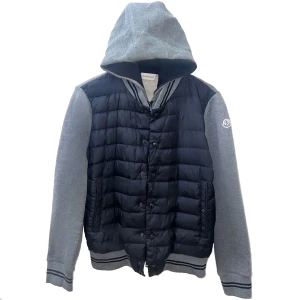 Moncler Hooded Cardigan - - Grey - Storlek: Small (Passar Medium) - Fint skick (9/10) - Nypris: 10.000 SEK  