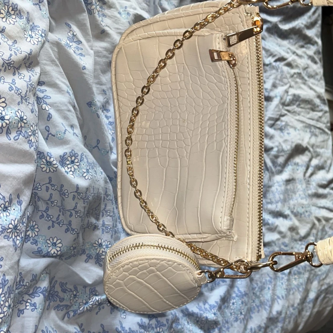 Beige axelväska med kedjedetalj - 91