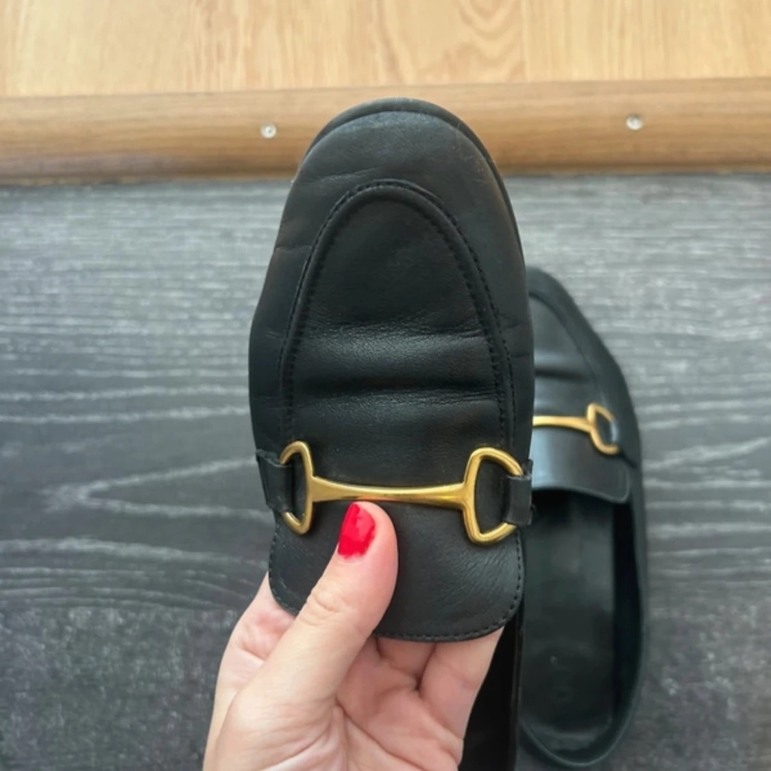 Svarta loafers med gulddetaljer - 91