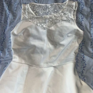 Vit tröja med spetsdetaljer - vit tröja med vackra spetsdetaljer på överdelen.   